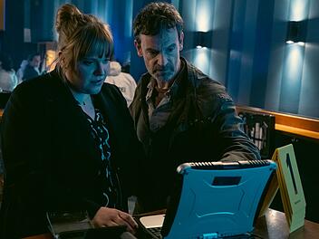 Peter Faber (Jörg Hartmann) und Rosa Herzog (Stefanie Reinsperger)suchen im "Tatort: Love is Pain" (2023) einen Täter, der seine Verbrechen offen vor der Kamera zeigt.Die Ermittelnden durchforsten die Aufnahmen von Dortmunder Überwachungskameras.