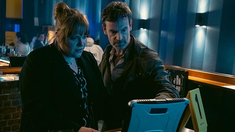 Peter Faber (Jörg Hartmann) und Rosa Herzog (Stefanie Reinsperger)suchen im "Tatort: Love is Pain" (2023) einen Täter, der seine Verbrechen offen vor der Kamera zeigt.Die Ermittelnden durchforsten die Aufnahmen von Dortmunder Überwachungskameras.