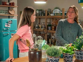 "Rote Rosen" zeigt erstmals eine Folge nur mit Frauen. Darin feiert Carla (Maria Fuchs, rechts), hier mit Lilly (Lilou R&ouml;der), ihren 50. Geburtstag.