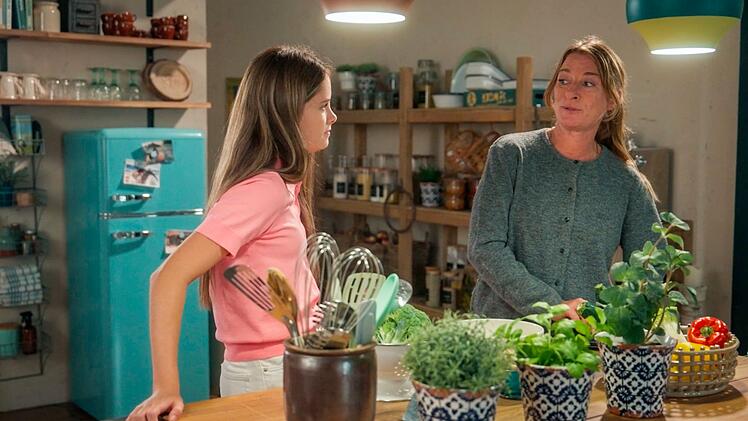 "Rote Rosen" zeigt erstmals eine Folge nur mit Frauen. Darin feiert Carla (Maria Fuchs, rechts), hier mit Lilly (Lilou R&ouml;der), ihren 50. Geburtstag.