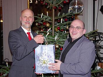 Wolfgang Hämmelmann (rechts) überreichte Oberbürgermeister Kay Blankenburg ein Päckchen für Bedürftige.  Foto: Klaus Werner