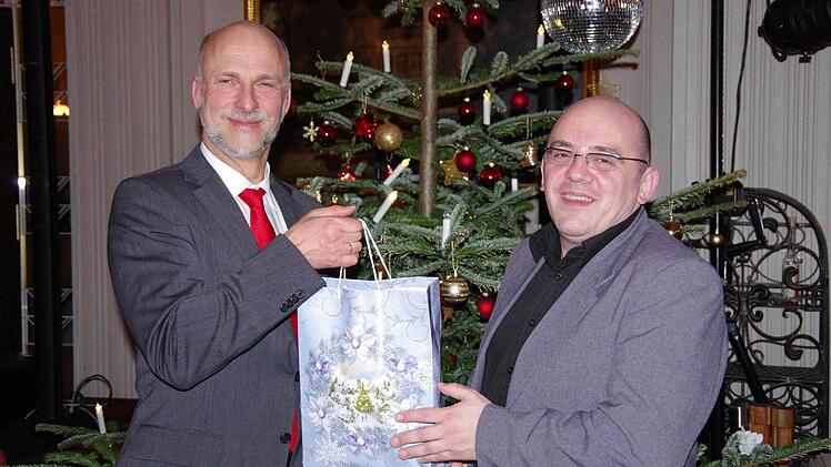 Wolfgang Hämmelmann (rechts) überreichte Oberbürgermeister Kay Blankenburg ein Päckchen für Bedürftige.  Foto: Klaus Werner