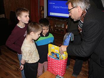 Erik, Lars und Nils (v. l.) freuten sich über die Geschenke, die Wilhelm Schmidt brachte. Foto: Max Kaltenhäuser