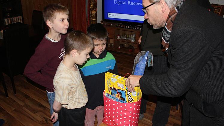 Erik, Lars und Nils (v. l.) freuten sich über die Geschenke, die Wilhelm Schmidt brachte. Foto: Max Kaltenhäuser