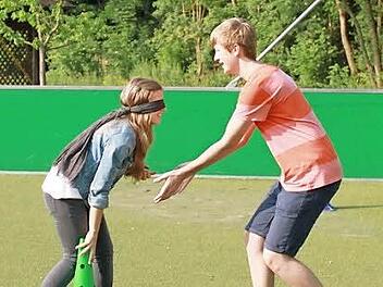 Die "blinde" Suche nach dem Kegel sorgte für allerlei Irritationen. Gut, dass zur Sicherheit immer ein Helfer in der Nähe war.