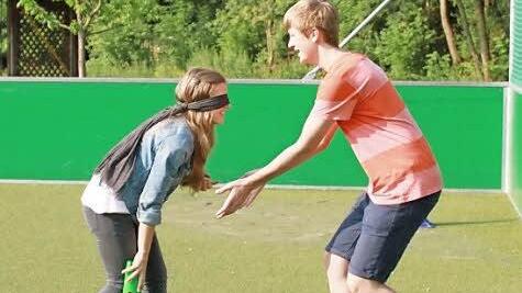 Die "blinde" Suche nach dem Kegel sorgte für allerlei Irritationen. Gut, dass zur Sicherheit immer ein Helfer in der Nähe war.