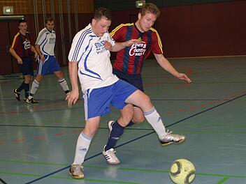Christopher Barth (weißes Trikot) von den Spfr. Unterpreppach behauptet sich gegen den Augsfelder am Ball. Eine Spielszene aus der Vorrundenpartie, die der FC Augsfeld mit 2:1 für sich entschied.