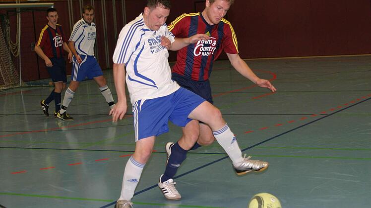 Christopher Barth (weißes Trikot) von den Spfr. Unterpreppach behauptet sich gegen den Augsfelder am Ball. Eine Spielszene aus der Vorrundenpartie, die der FC Augsfeld mit 2:1 für sich entschied.