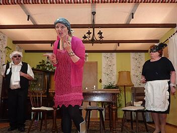 Sorgten für Stimmung im Pfarrheim: Roland Richter, Ilka Feuerpfeil und Elfriede Stey (von links).  Foto: Gerd Fleischmann