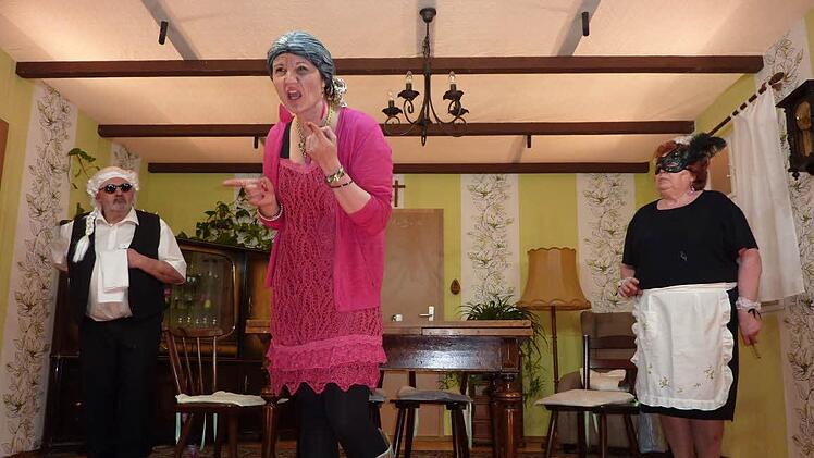 Sorgten für Stimmung im Pfarrheim: Roland Richter, Ilka Feuerpfeil und Elfriede Stey (von links).  Foto: Gerd Fleischmann