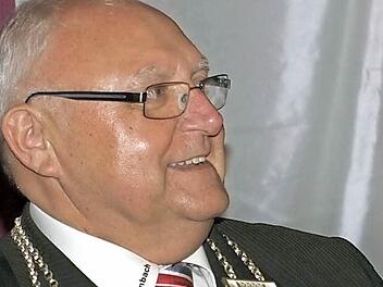 Der Gemeinderat verlieh Siegfried Erhard den Titel "Altbürgermeister" per Urkunde. Foto: Stefan Geiger