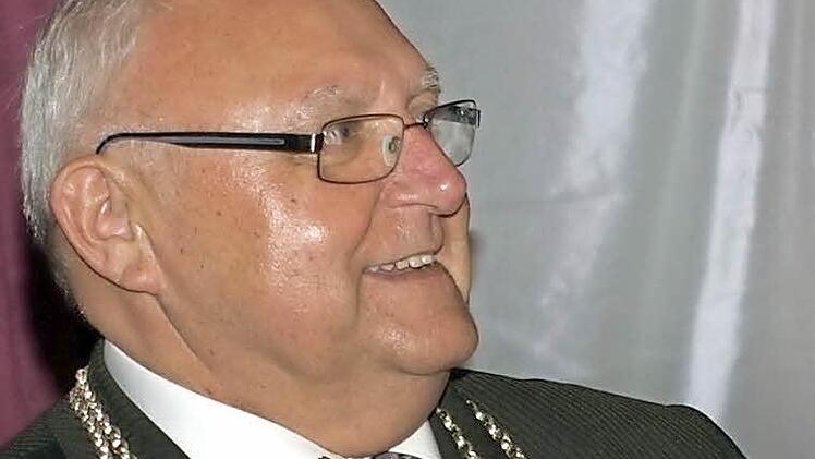 Der Gemeinderat verlieh Siegfried Erhard den Titel "Altbürgermeister" per Urkunde. Foto: Stefan Geiger