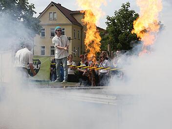 Mit allerhand Spezialeffekten hatten die Golfer auf der Finalbahn auf dem Schlossplatz zu kämpfen. Foto: Matthias Hoch