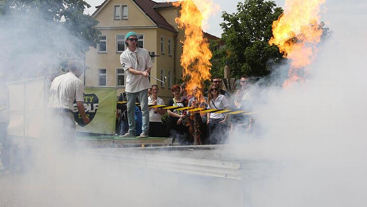 Mit allerhand Spezialeffekten hatten die Golfer auf der Finalbahn auf dem Schlossplatz zu kämpfen. Foto: Matthias Hoch