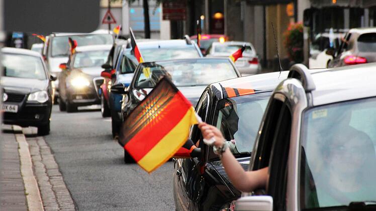 Fähnchen schwenken ist in Ordnung, aber aus dem Auto hängen sollte sich lieber niemand, wenn er keinen Ärger haben will. Foto: Jochen Berger