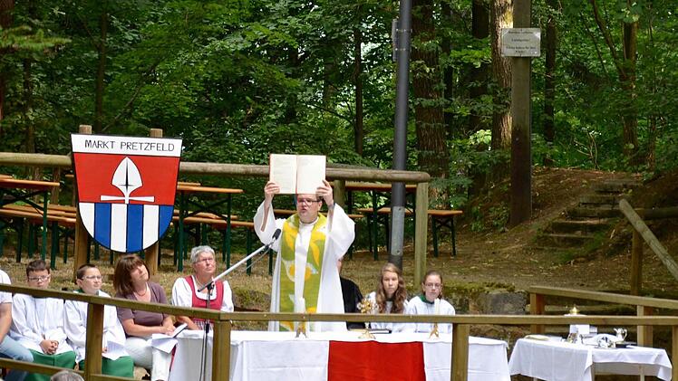 Pfarrer Florian Stark beim Festgottesdienst auf dem Kellerberg Foto: Wilfried Roppelt