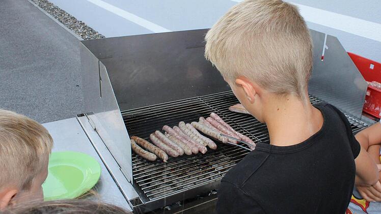 Schließlich durften die Kids ihre selbst gemachten Bratwürste auch selber grillen.