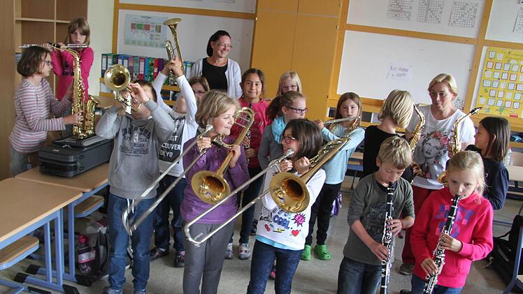 Elke Höhn und Anneliese Kastner sind überzeugt, dass die Bläserklasse Fortschritte machen wird, auch wenn es noch schräg klingt...
