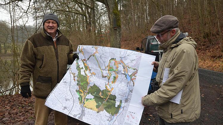 Auf der Revierkarte wird genau erfasst, wo in den Wäldern des Forstbetiebs die Kettensäge künftig Pause hat. Foto: Rainer Lutz