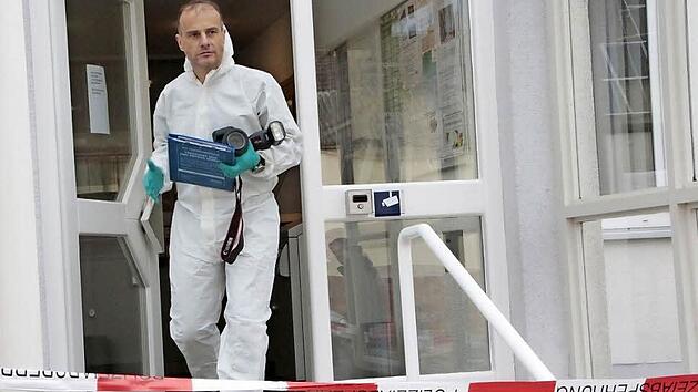 Der Mitarbeiter der Spurensicherung dokumentierte alle Hinweise auf den T&auml;ter.  Fotos: Josef Hofbauer