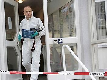 Der Mitarbeiter der Spurensicherung dokumentierte alle Hinweise auf den Täter.  Fotos: Josef Hofbauer