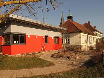 Nach dem Neubau der Stettfelder Kinderkrippe (links) soll nun auch der Altbau des Kindergartens saniert werden. Fotos: Günther Geiling