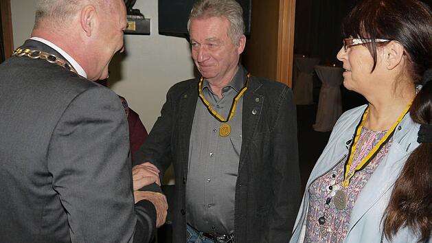 Oberb&uuml;rgermeister Frank Rebhan &uuml;berreicht dem Vorsitzenden der Tschernobyl-Kinderhilfe, Dieter Wolf, die Goldene Stadtmedaille. Fotos: Berthold K&ouml;hler