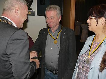 Oberbürgermeister Frank Rebhan überreicht dem Vorsitzenden der Tschernobyl-Kinderhilfe, Dieter Wolf, die Goldene Stadtmedaille. Fotos: Berthold Köhler