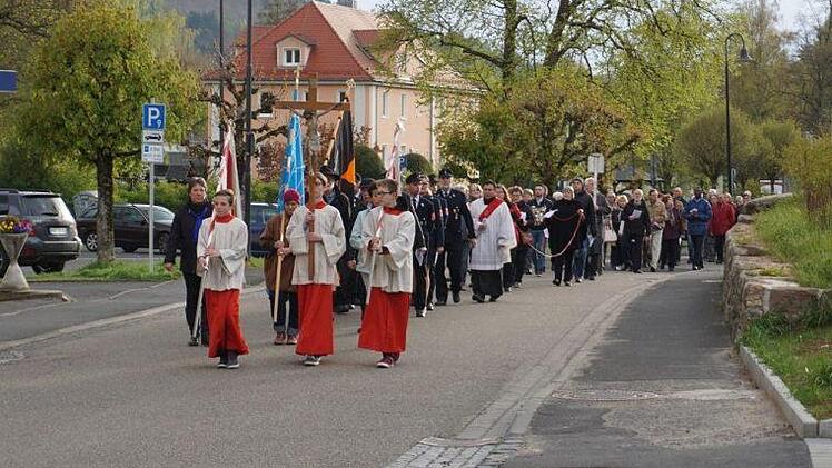 Unter dem biblischen Satz "Sucht der Stadt Bestes" fand die diesjährige St. Georgs-Prozession in Bad Brückenau zu Ehren des Schutzheiligen statt. Foto: Marion Eckert