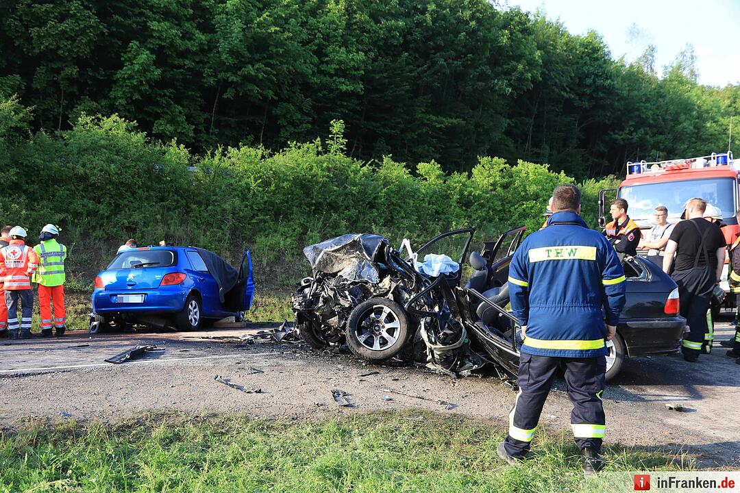 Großeibstadt: Tödlicher Unfall - Autos kollidieren frontal