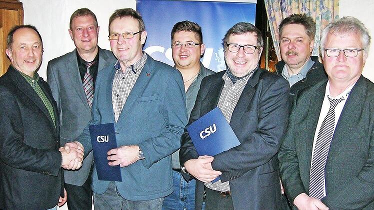Kreisrat Günter Benning (links) zeichnet langjährige Mitglieder des CSU Ortsverbandes Sonnefeld aus. Im Bild von links: Bürgermeister Michael Keilich, Gerhard Schelhorn, Joachim Zwosta, Norbert Kühn, Martin Faber und Ortsverbandsvorsitzender Richard Bäuerlein.  Foto: K. Oelzner