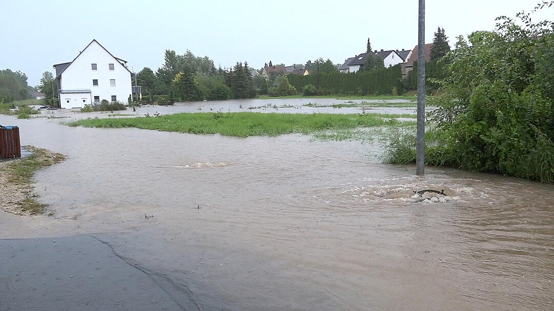 Autos versinken in Wassermassen in Heroldsbach