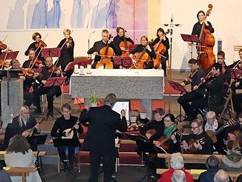 Rüdiger Kaufmann dirigierte das Doppelorchester. Fotos: Johanna Blum