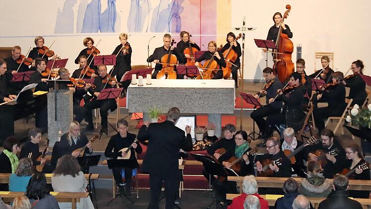 Rüdiger Kaufmann dirigierte das Doppelorchester. Fotos: Johanna Blum