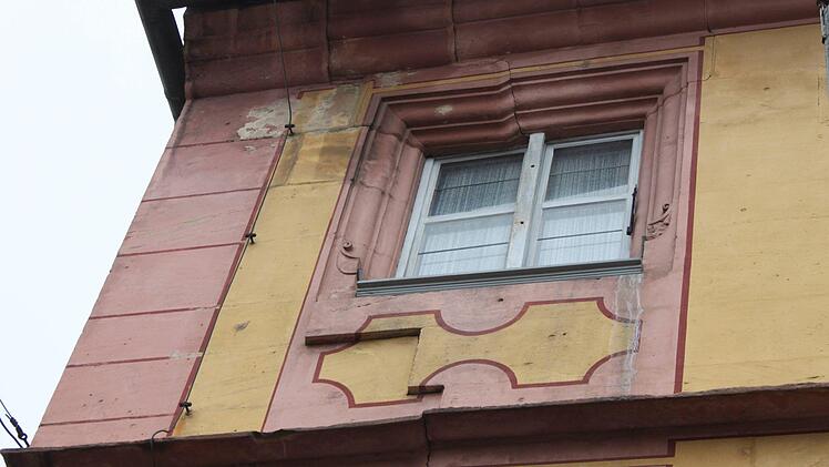 Der Versatz an der Fassade wurde bei der letzten Sanierung Anfang der 1970er-Jahre einfach übermalt.