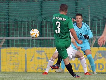 Rein damit ins lange Eck: Johannes Dorsch markierte für den SC Kemmern gegen Buttenheim das zwischenzeitliche 2:0 (30.).sportpress