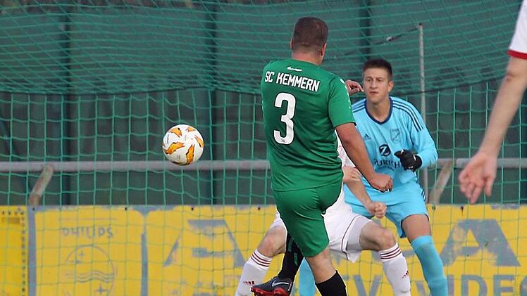 Rein damit ins lange Eck: Johannes Dorsch markierte für den SC Kemmern gegen Buttenheim das zwischenzeitliche 2:0 (30.).sportpress