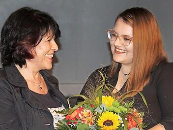 Mit einer Eins vor dem Komma hat die Untersteinacherin Lea Grießhammer ihrer Verkäuferlehre abgeschlossen. Zu diesem super Ergebnis gratulierte IHK-Geschäftsführerin Gabriele Hohenner (links). Foto: Stephan Stöckel