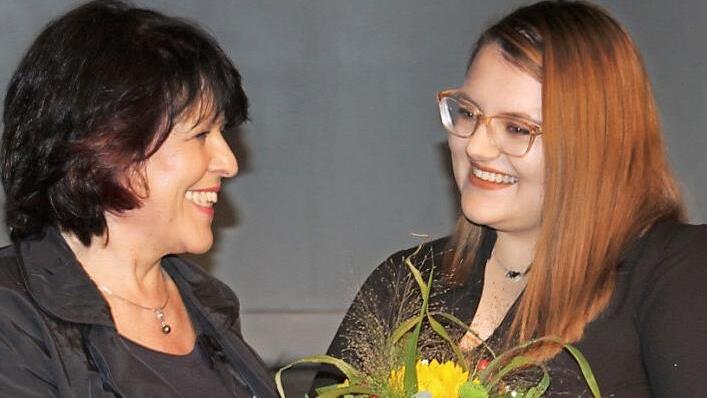 Mit einer Eins vor dem Komma hat die Untersteinacherin Lea Grießhammer ihrer Verkäuferlehre abgeschlossen. Zu diesem super Ergebnis gratulierte IHK-Geschäftsführerin Gabriele Hohenner (links). Foto: Stephan Stöckel