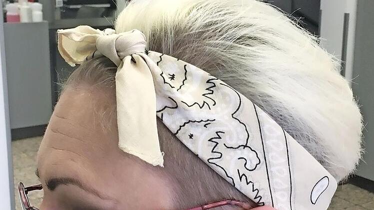 ? Wer mag, kann den Look noch mit einem Tuch abrunden. Das passt einfach zu jedem Style - und kaschiert nebenbei mal wieder den herausgewachsnen Ansatz.