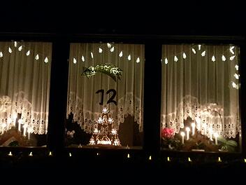 Hell erleuchtete Fenster soll es in der Adventszeit im Landkreis geben. Foto: Markus Weigel