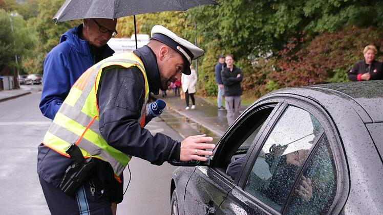 Immer wieder appelliert Polizist Florian Heuring an die Fahrer der Elterntaxis. Foto: Benedikt Borst