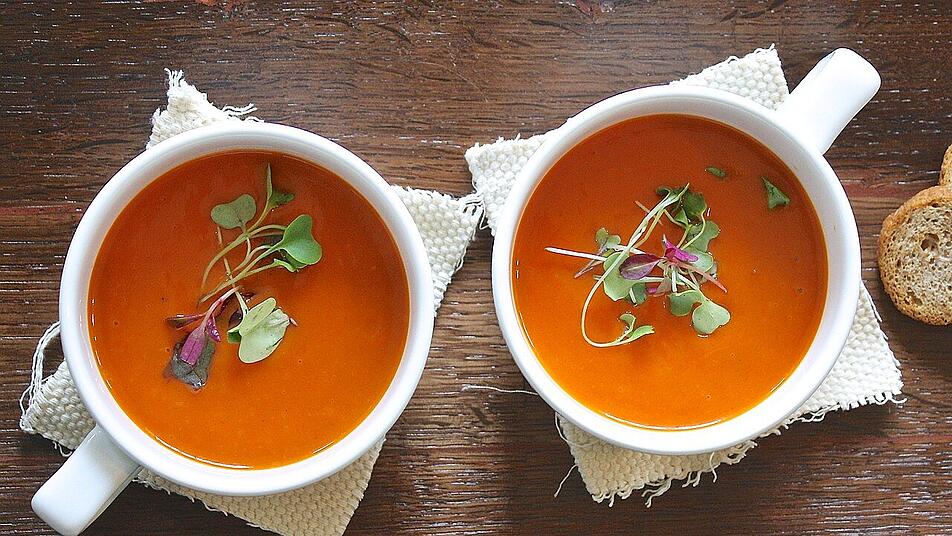 Paprikacremesuppe schmeckt himmlisch und wärmt von innen. Paprikacremesuppe schmeckt himmlisch und wärmt von innen.