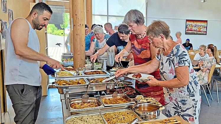 Unter der &bdquo;K&uuml;chen-Regie&ldquo; von Mohammed Dawoud (links) hatte das Team des Caf&eacute; Dialogs ein vielf&auml;ltiges Mittagsbuffet zusammengestellt.Matthias Schneider
