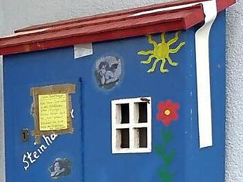Durch das kleine Fenster in dem Briefkasten sind die Meisen geschlüpft und haben sich ihr Neste gebaut. Fotos: Loretta Steinhäuser