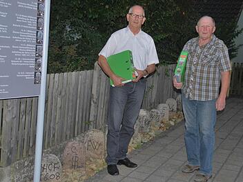 Erwin Voll (rechts) übergab an Bürgermeister Richard Knaier seine katalogisierte Sammlung an historischen Grenzsteinen, die er in dreißig Jahren gesammelt hatte. Zu besichtigen sind etliche der "steinernen Zeitzeugen" vor dem Gemeindehaus in Unterebersbach, wo auch Informationstafel über die Sammlung informiert.