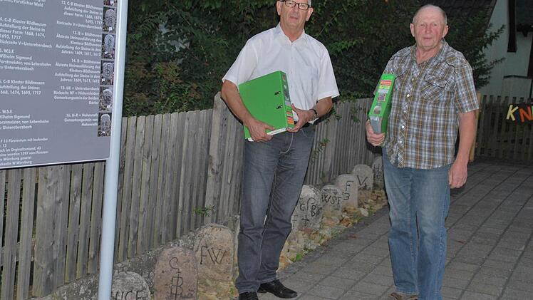 Erwin Voll (rechts) übergab an Bürgermeister Richard Knaier seine katalogisierte Sammlung an historischen Grenzsteinen, die er in dreißig Jahren gesammelt hatte. Zu besichtigen sind etliche der "steinernen Zeitzeugen" vor dem Gemeindehaus in Unterebersbach, wo auch Informationstafel über die Sammlung informiert.