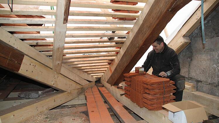 Matthias Arndt kann damit beginnen, das Dach über dem Mittelrisalit wieder zu decken. Foto: Stephan Tiroch