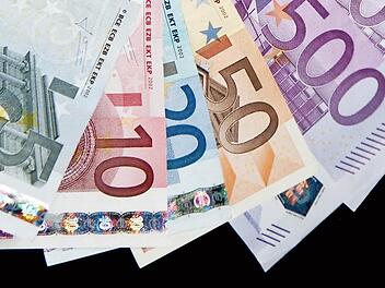 Sparer müssen sich angesichts der Niedrigzinsen gut überlegen, wo sie ihr Geld hintragen. Foto: dpa