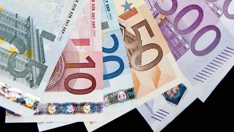 Sparer müssen sich angesichts der Niedrigzinsen gut überlegen, wo sie ihr Geld hintragen. Foto: dpa